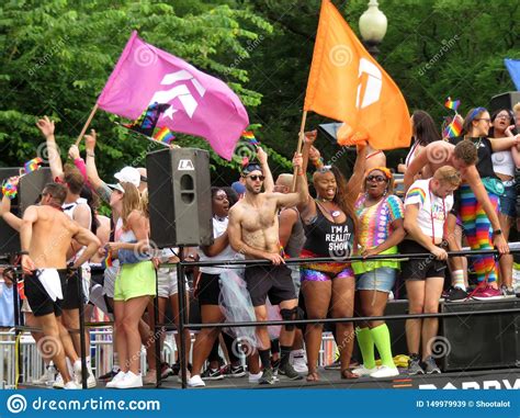 Muchedumbre Grande De Gente En Un Flotador En Pride Parade Capital