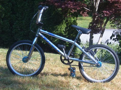 The dyno nsx cb is a bmx bike with a steel frame. 1999 Dyno NSX - BMXmuseum.com