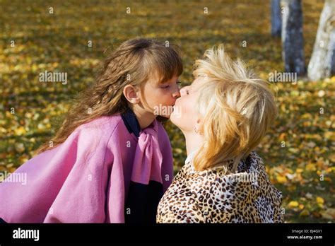 Madre E Hija Besándose En El Parque Fotografía De Stock Alamy