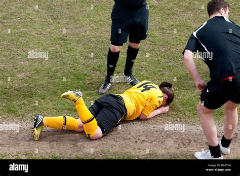 Girls Football Injury Hi Res Stock Photography And Images Alamy