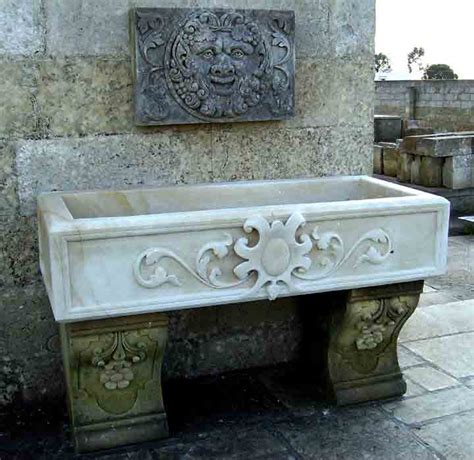 Fontana da giardino rustica ma dallo stile ricercato, in pietra ricostruita alleggerita, con un'ampia vasca che ne facilita l'uso quotidiano. FONTANE GIARDINO
