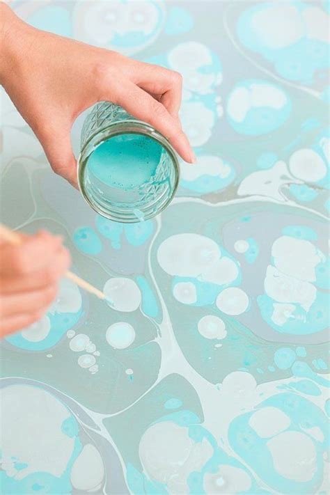 On Trend Projects 8 Easy And Fun Marbleized Diys Diy Fabric Marbling