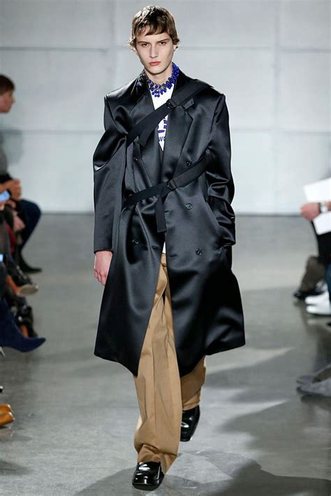 Raf Simonss First Runway Show In New York Paid Tribute To The Big