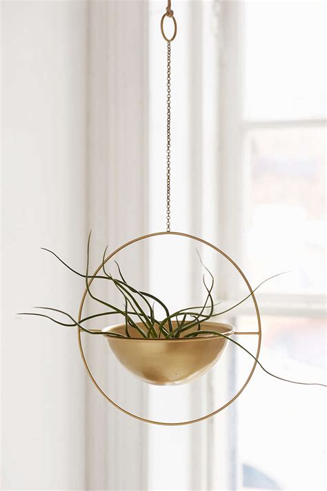 Combine several metal stripes in the kitchen, bathroom or living room to the metal bar measures 48 x 10 cm. Urban Outfitters Knockoff: Hanging Gold Planter