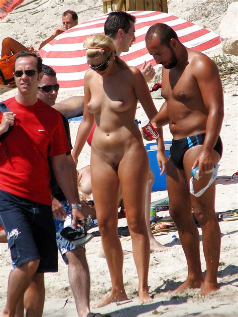 одетые девушки голые парни на пляже фото Telegraph