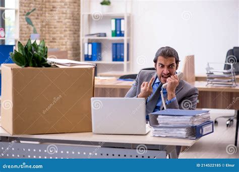 Jovem Trabalhador Masculino Sendo Demitido Do Seu Trabalho Imagem De Stock Imagem De Empregado