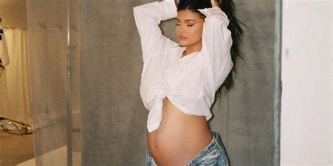 Kylie Jenner Satisfies Pregnancy Cravings In The Kardashians Promo