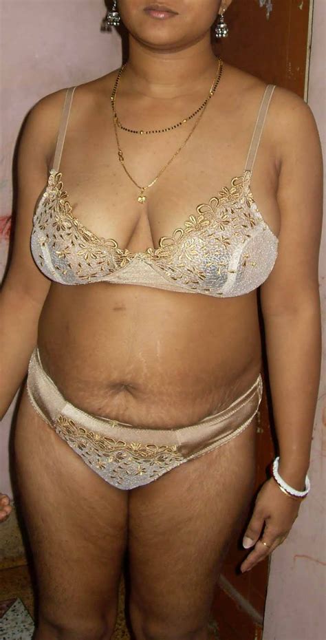 Desi Busty Aunty Posing In Different Bra Panty Showing