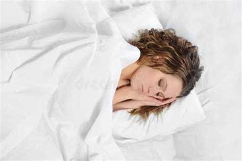 Mujer Que Duerme En La Cama Imagen De Archivo Imagen De Fresco