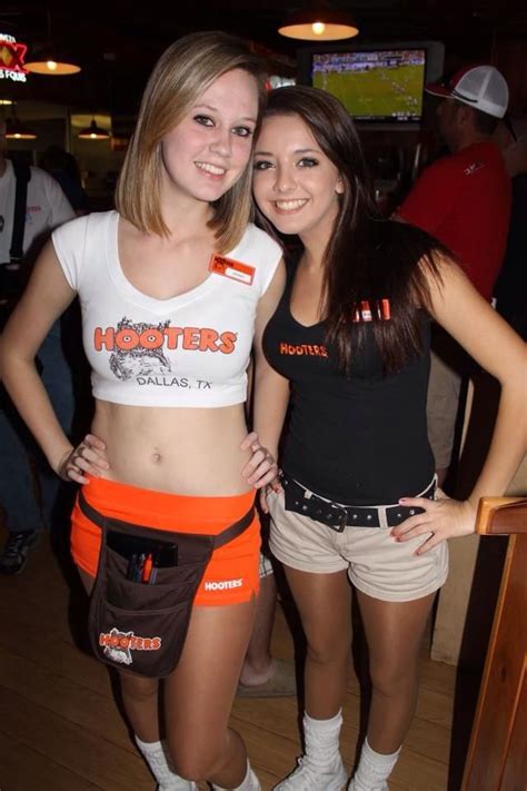 2 HOOTERS HOTTIES WOW Lesbians Kissing Diva Party Texas