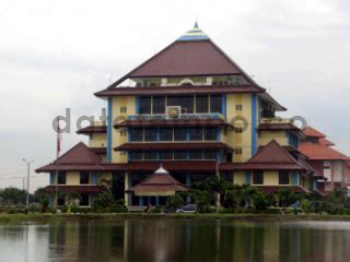 Gedung Rektorat Universitas Airlangga Surabaya Datatempo