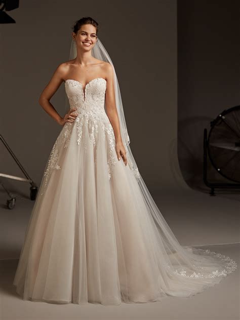 Lyra Wedding Dress From Pronovias Uk