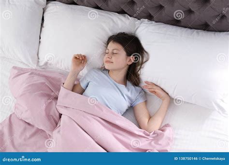 Niña Hermosa Que Duerme En Cama Foto de archivo Imagen de dormido lecho