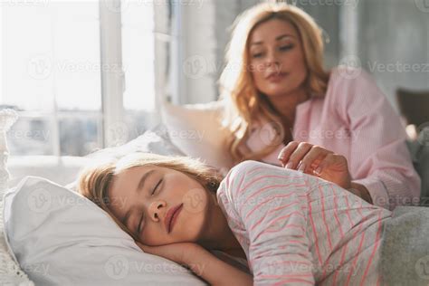Simplemente Estar Cerca Joven Madre Hermosa Despertando A Su Linda