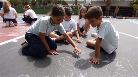 El juego de jacces permite a los niños aprender a contar, a formar grupos, a sumar y a restar. 20