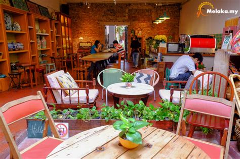 It is housed at the back of a heritage building and is owned by julian, a young chap graduated from the university in australia. The Daily Fix Cafe - goMelaka