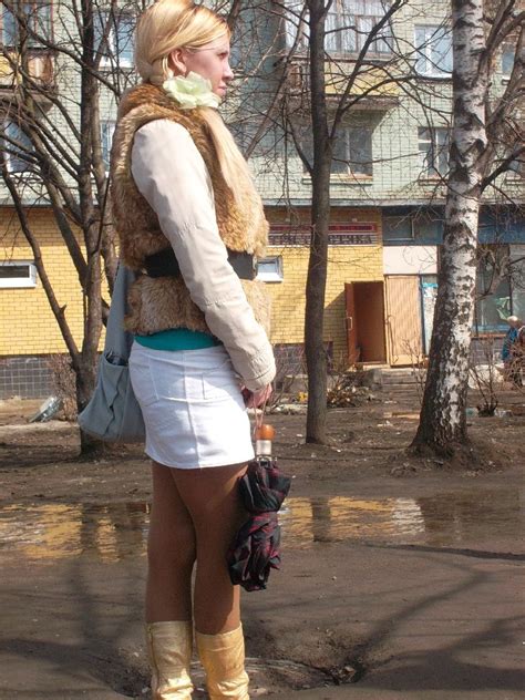 ФотоМафия • Девушка на улице в белой мини юбке • Клуб фотоохотников на