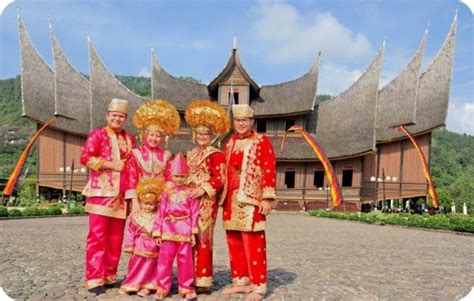 10 Pakaian Adat Sumatera Barat Yang Perlu Dikenal Orami