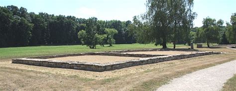 It has about 2,100 inhabitants. Archeologické naleziště Mikulčice - Valy