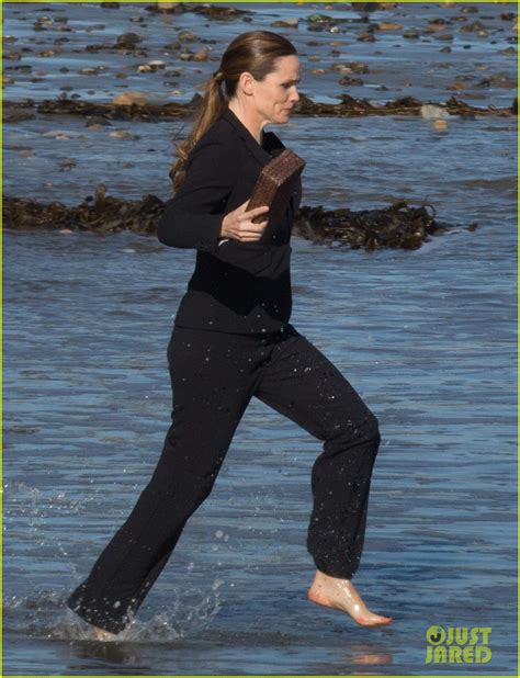 Jennifer Garner Takes A Fully Clothed Dip In The Ocean Photo 3600724