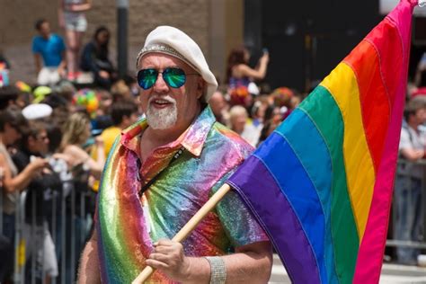 Gilbert Baker el artista que nos regaló la bandera LGBT Homosensual