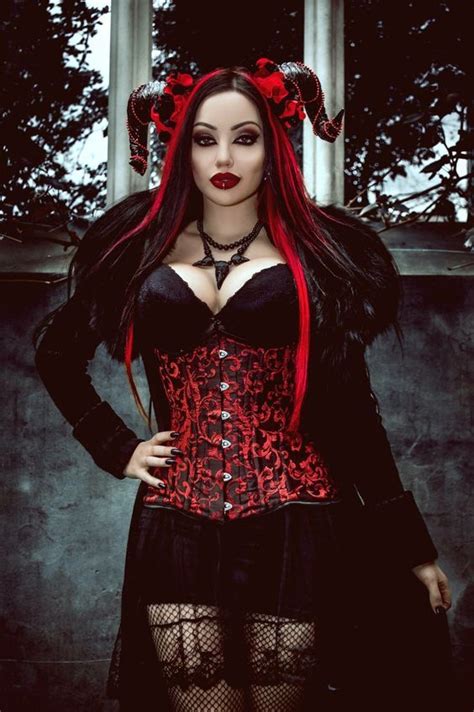 Dani Divine Le Hace Honor Al Nombre Gothic Outfits Goth Fashion Gothic Fashion