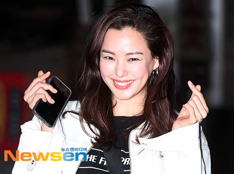 This phrase is interesting because if you break it down, it makes perfect sense in a way. 이하늬, 건강미인의 사랑스러운 보조개 미소~포토엔HD - 손에 ...