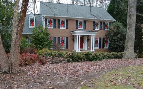 How to hang a wreath on a house with vinyl siding here are some tips on how to hang a wreath on vinyl siding or stucco/dryvit. How to Hang Wreaths on Outside Exterior Windows