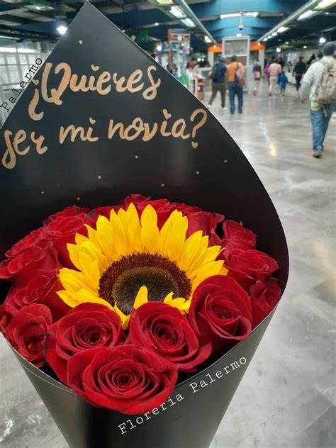 Bonito Ramo De Rosas Rojas Con Girasol Papel Negro Mensaje Quieres