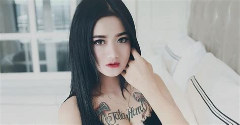 Foto Tata Pramudita Si Model Yang Sexy Dengan Tattonya