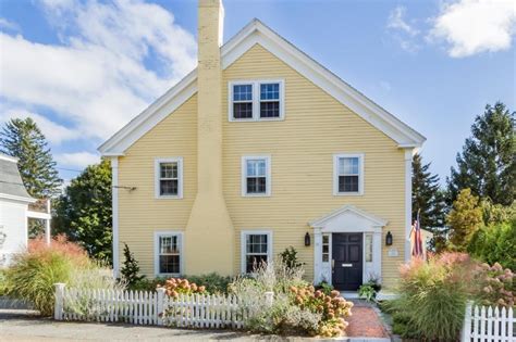 Five Cute Yellow Houses In The Suburbs To See This Weekend Yellow