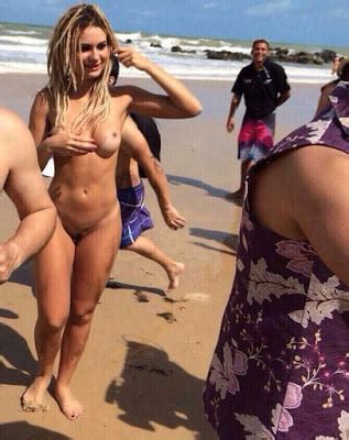 MENDIGATA DO PANICO NA TV FOI FOTOGRAFADA NA PRAIA DE Play Naked Women Spread Legs Beach