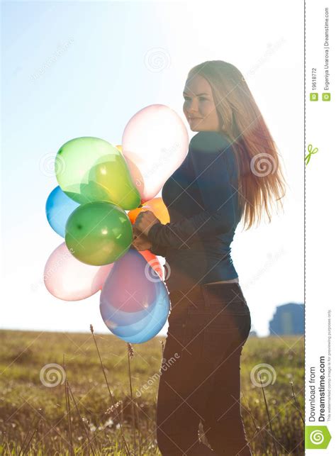 jeune beau femme avec des ballons photo stock image du joie ballon 19618772
