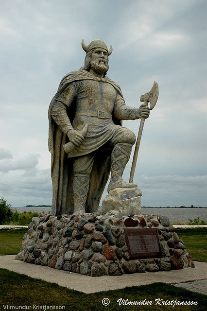 Víkingsstytta í Gimli A Viking Statue In Gimli Flickr Photo Sharing