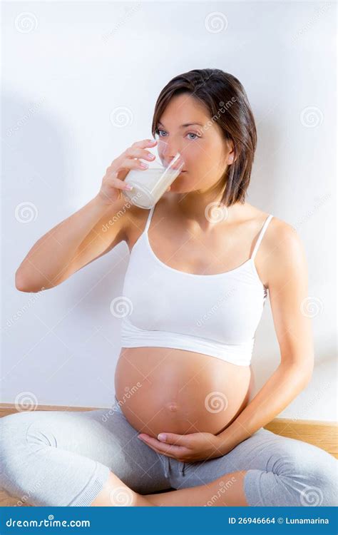 Latte Alimentare Della Bella Donna Incinta Nel Paese Fotografia Stock Immagine Di Massaggio