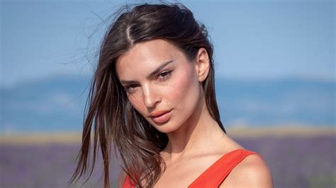 Emily Ratajkowski Hd Wallpapers Pictures Images