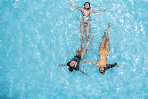 Tres Mujeres En Bikinis Flotando En Una Soleada Piscina De Verano Imagen De Archivo Imagen De