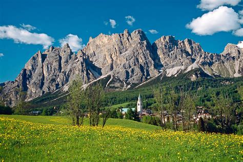 Cortina d'ampezzo is a truly captivating ski town with an equally spectacular mountain setting. A Cortina d'Ampezzo si gusta la cucina regionale | The ...