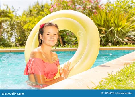 Het Mooie Meisje Met Zwemt Ring In Zwembad Stock Foto Image Of Kamp