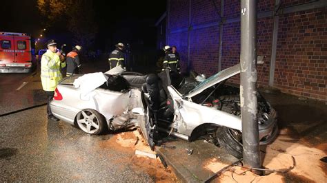 Horror Crash In Hamburg Mercedes Kracht Gegen Laterne Toter