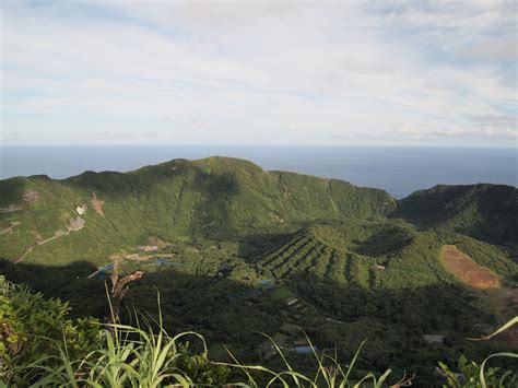 Forma parte de las islas izu y la isla más cercana a ella es hachijōjima a 71,4 km. Otonbu Aogashima Island