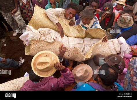 madagascar betsileo ceremonia famadihana pasando de los huesos del cuerpo llevado de tumba