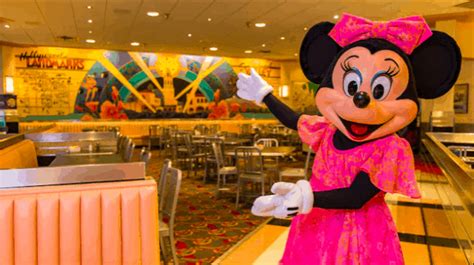 Your Guide To Character Dining With Mickey Mouse