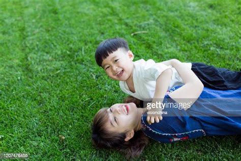 Chinese Girl Lying Grass Fotografías E Imágenes De Stock Getty Images