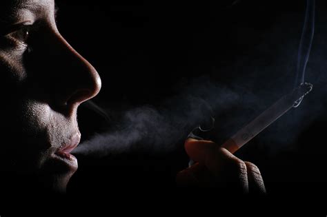 La Fille Qui Fumait Portrait De Fumée Photos Couleur
