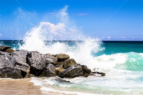 Waves Crashing Into Rocks Beaches Landscapes Pixoto Seascape