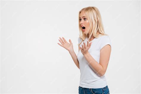 free photo portrait of a shocked pretty woman gesturing with hands