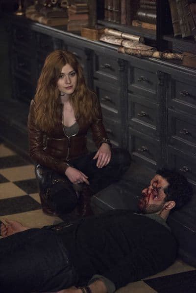 Clary Worries Shadowhunters Tv Fanatic