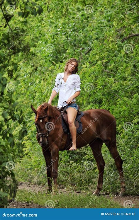 Frauenreiten Zu Pferde Durch Wald Stockfoto Bild von brünette beiläufig