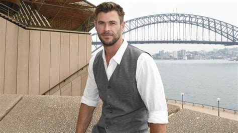 Chris Hemsworth Flexes His Ripped ‘dad Bod In Steamy Shirtless Photo